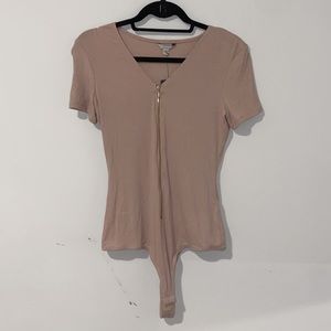 Shortsleeve ribbed gold zipper body suit